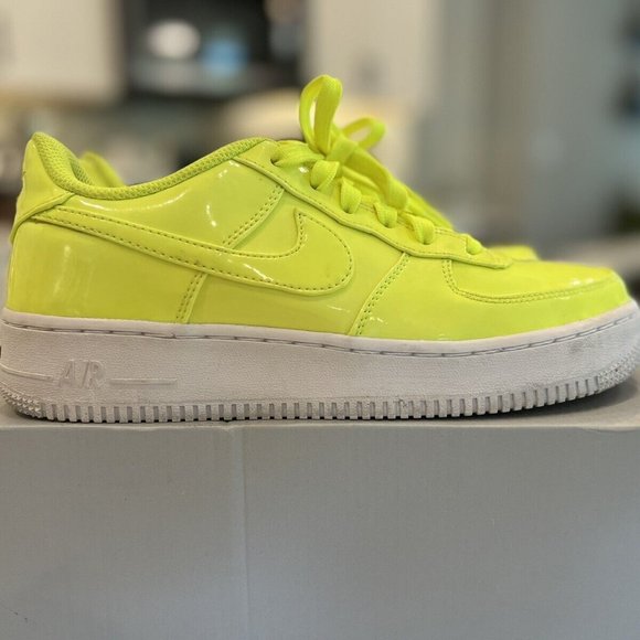 Nike Air Force 1 LV8 UV Volt/White Women’s Shoes 6.5y or 8 women's - Picture 1 of 8